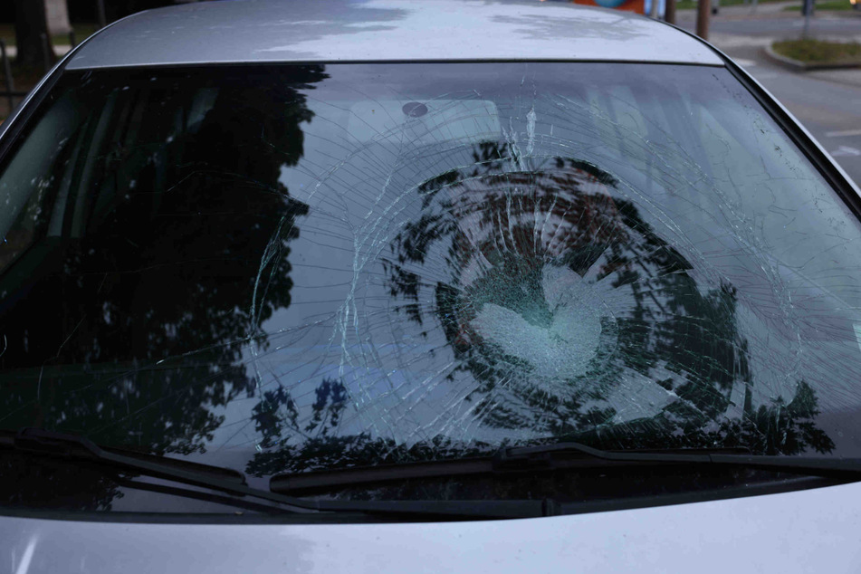 Die Frontscheibe des Autos wurde durch den Unfall deutlich beschädigt.
