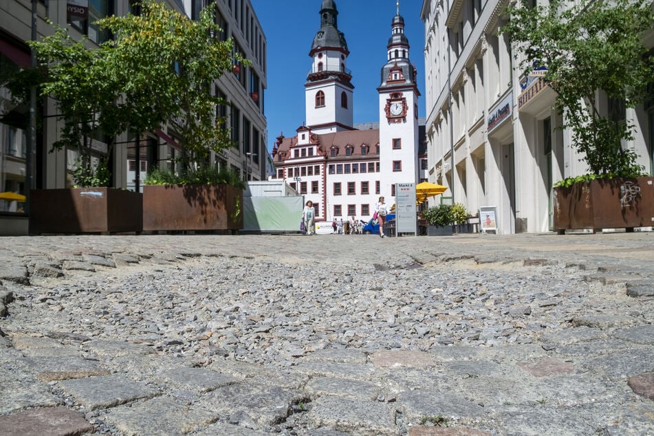 Das Loch soll am Freitag gepflastert werden.