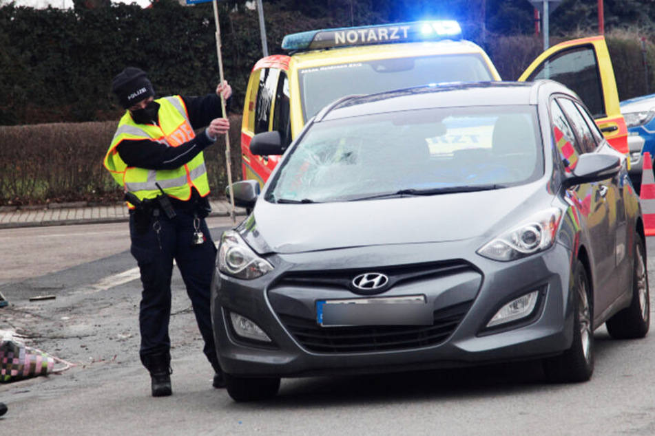 Autofahrer erfasst Fußgängerinnen (57, 77) in Heidenau und verletzt sie schwer