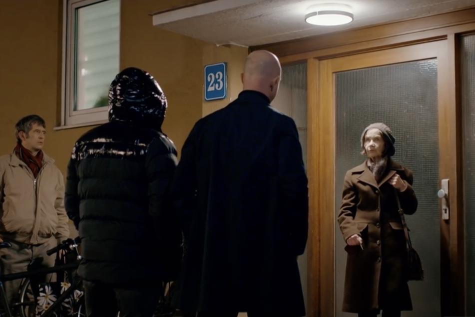 "Aktenzeichen XY" sucht Zeugen: Falsche Polizisten täuschen Einbruch vor und klauen teuren Schmuck