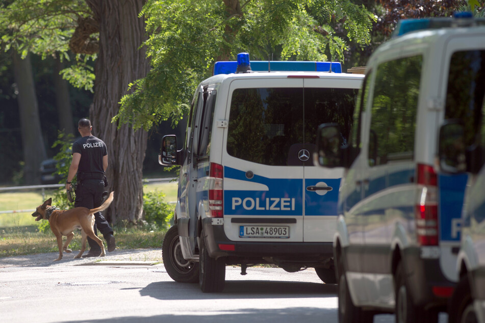 Teenager mit Waffe bedroht: Täter machen sich mit Motorroller davon