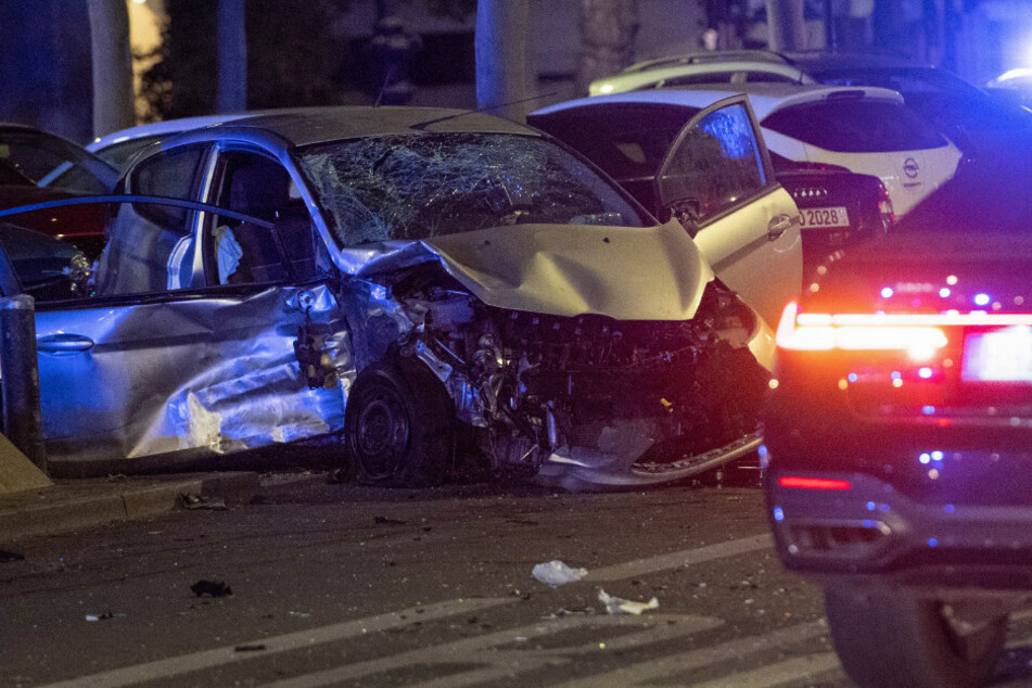 Ein beschädigter PKW steht an der Kreuzung Kurfürstendamm Cicerostraße.