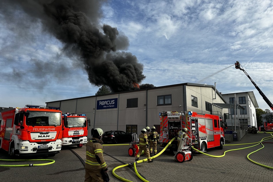 In Bergisch Gladbach kam es zu einem Großbrand in einer Chemiefirma.