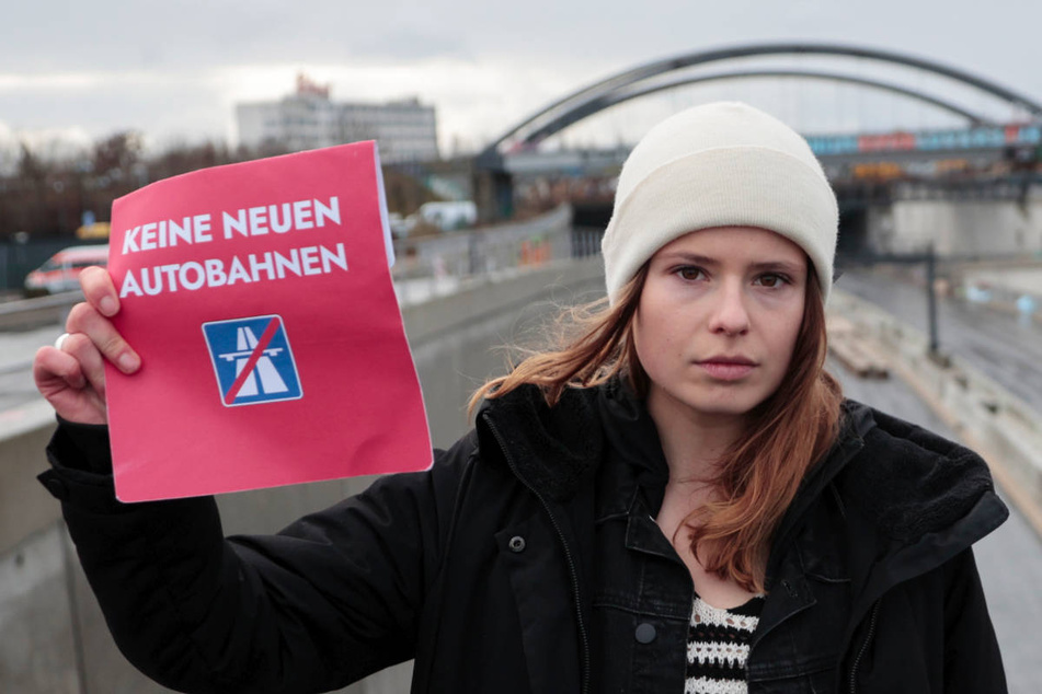 Klimaaktivistin Luisa Neubauer (26) protestiert auf der Hatun-Sürücü-Brücke, die die A100 überspannt, gegen den Ausbau der Stadtautobahn.