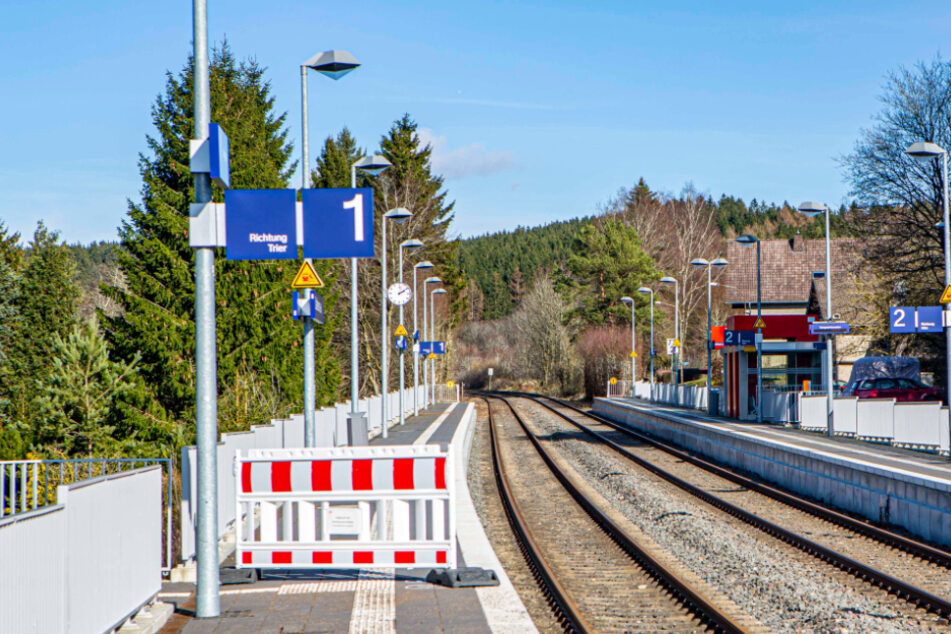 In vielen Ortschaften, durch welche die Eifelbahn fährt, ist noch immer der Schienenersatzverkehr aktiv.