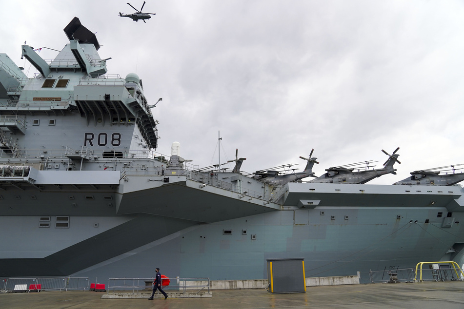 Ein Merlin-Hubschrauber der Royal Navy landet auf dem Flugzeugträger "HMS Queen Elizabeth" im Marinestützpunkt HM Naval Base in Portsmouth.