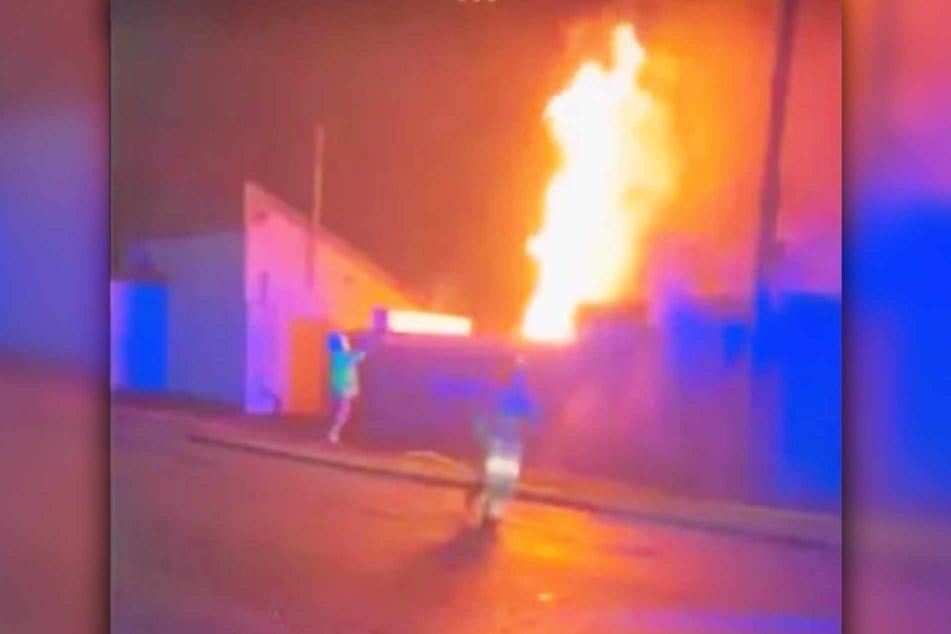 Videos in den sozialen Netzwerken sollen den Brand am Stadion des FC Macclesfield zeigen.