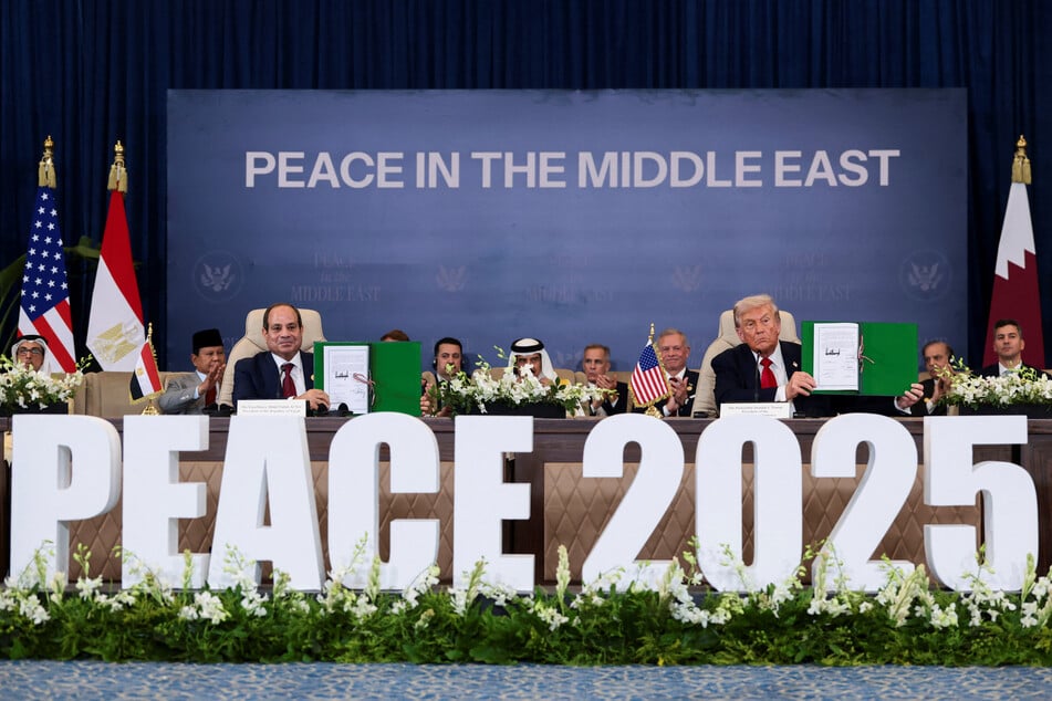 President Donald Trump (r.) declared "peace in the Middle East" at a summit in Egypt on the Gaza ceasefire.