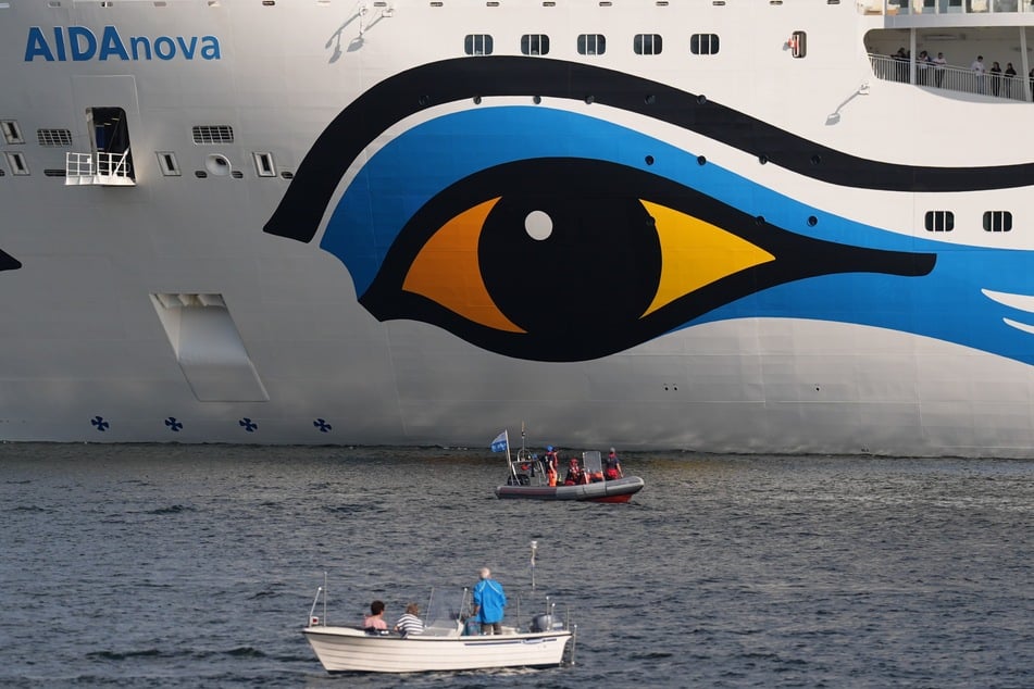 Wegen Sturmtief "Elli" lief das Kreuzfahrtschiff "Aidanova" früher als geplant wieder im Hamburger Hafen ein. (Archivbild)