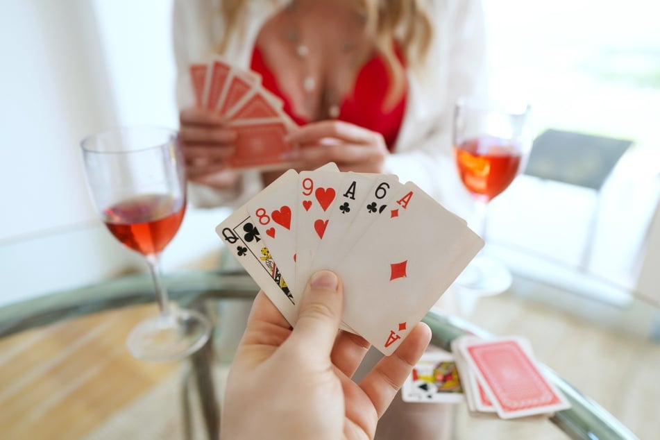 Strip Poker war gestern: "Cards of Love" hält viele sinnliche Überraschungen bereit.