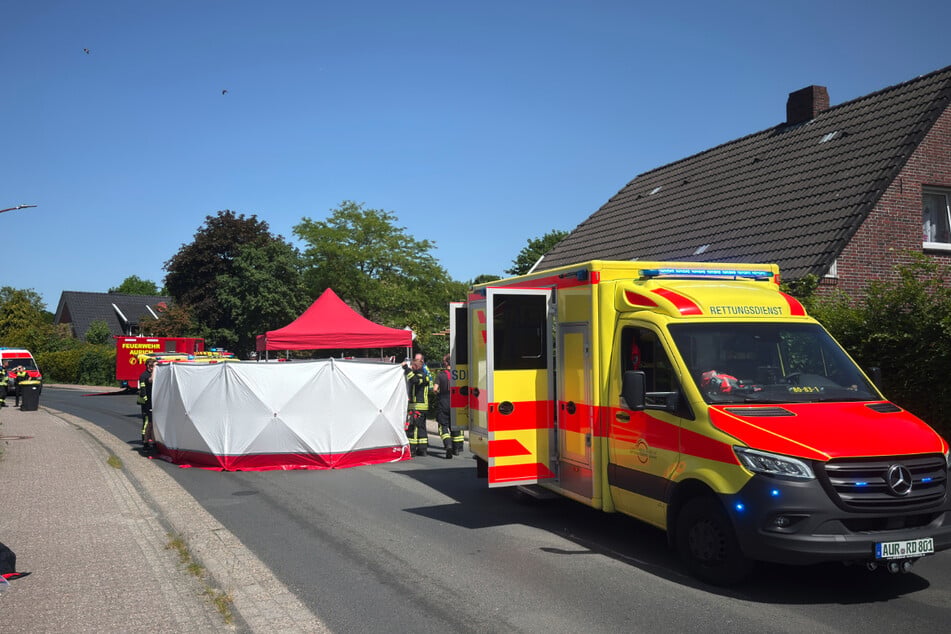 An der Unfallstelle wurde durch die Feuerwehr ein Sichtschutz aufgebaut.