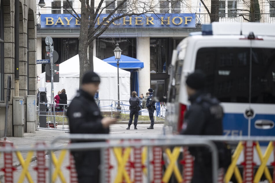 Der Mann fuhr frontal in einen Polizisten.
