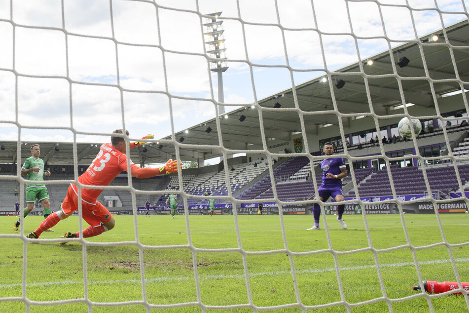 Das 1:0! Pascal Testroet (r.) lässt 96-Keeper Michael Ratajczak keine Chance.