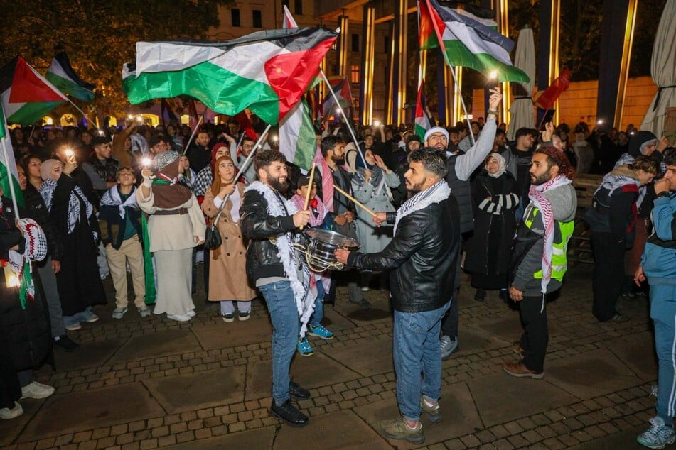 Über den Wilhelm-Leuschner-Platz zogen die Demonstranten zum Redaktionsgebäude der "Leipziger Volkszeitung" am Petersteinweg.