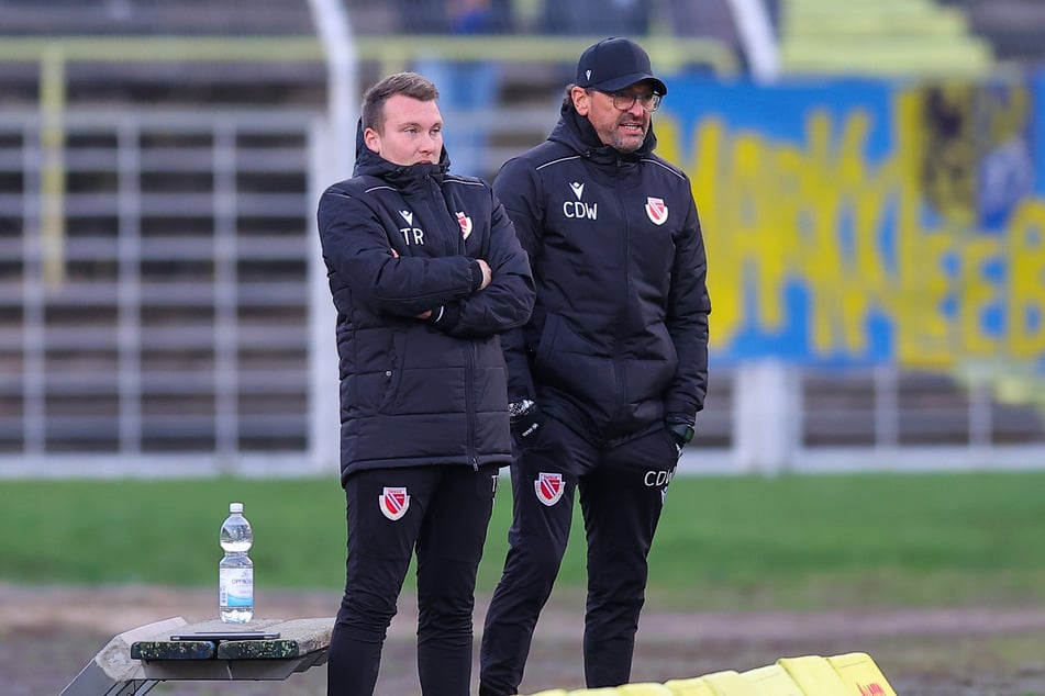 Tobias Röder (28, l.) ist seit fünf Jahren an der Seite von Pele Wollitz. Er besitzt allerdings nur die B-Lizenz. (Archivbild)