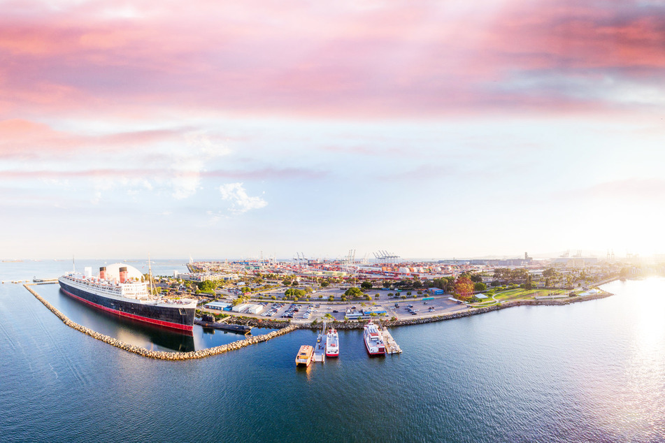Direkt vor Long Beach liegt das Schiff an.