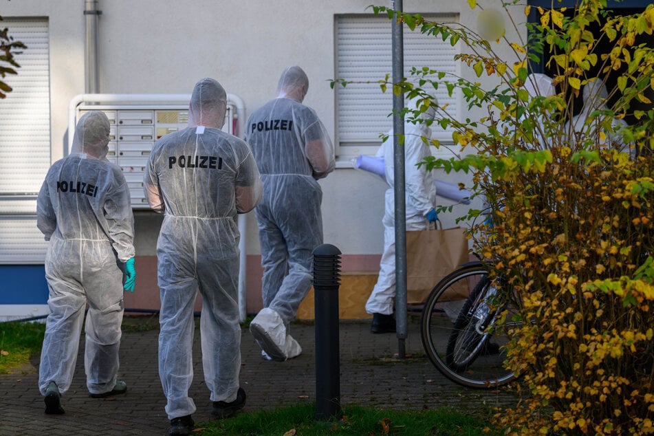 Beamte der Tatortgruppe sind nach dem Mord an der Siebenjährigen zur Spurensicherung am Wohnhaus der Familie angerückt.