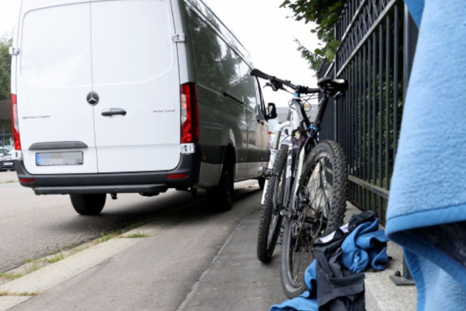 Schwerer Unfall in Chemnitz: Radfahrer knallt gegen Transporter