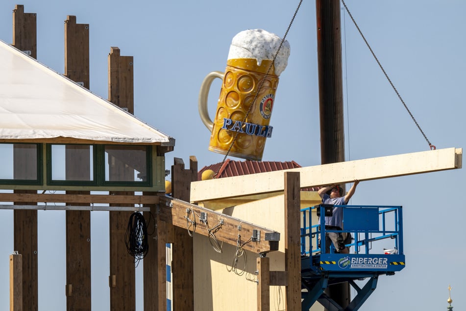 Das Oktoberfest beginnt 2025 am 20. September. Bis dahin müssen die großen Zelte auf der Theresienwiese aufgebaut werden.