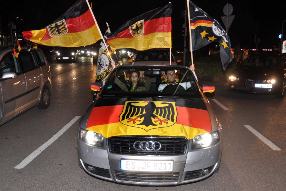 Wer bei Autokorsos etwa auf dem Dach sitzt oder aus den Fenstern hängt, wird aus dem Verkehr gezogen. (Archivbild)