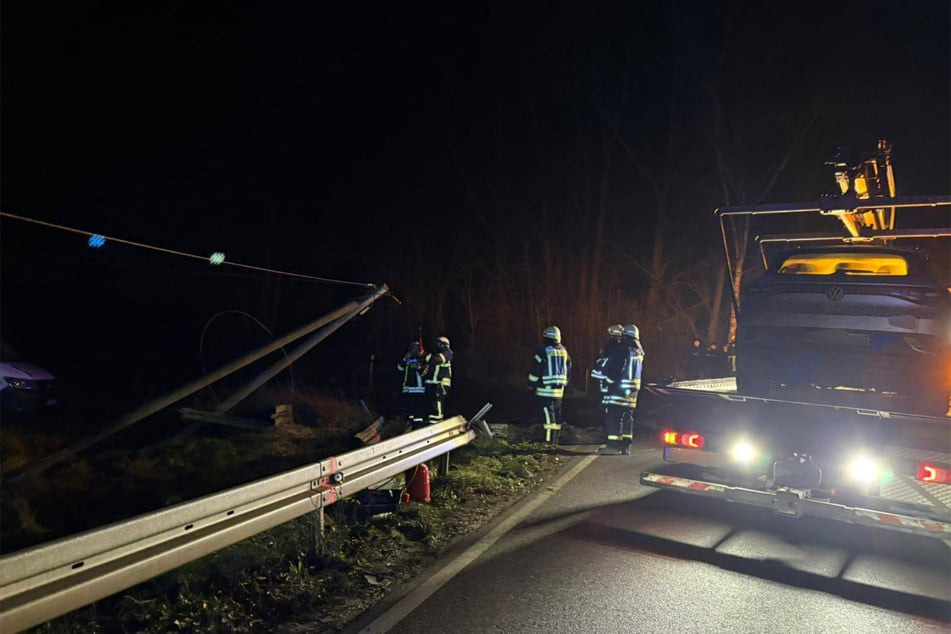 Kameraden der Feuerwehr mussten die Telefonleitung durchtrennen.