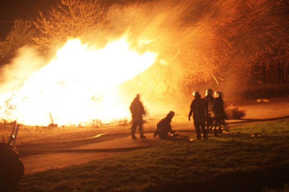 Am Dienstagabend stand das abgesagte Osterfeuer auf einmal in Flammen.