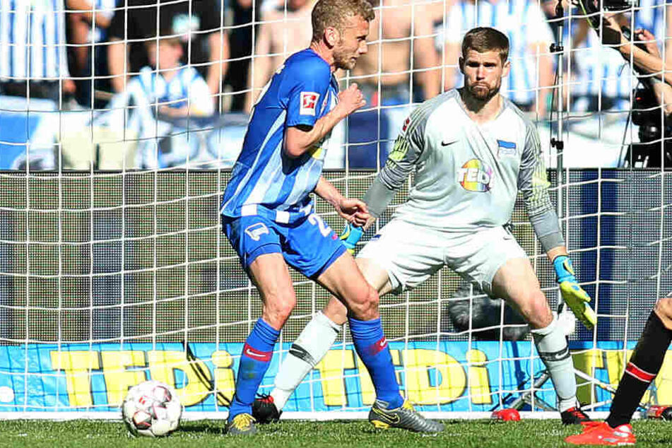 Thomas Kraft (r) und Fabian Lustenberger (l) können den Treffer von Lucas Alaric nicht verhindern.