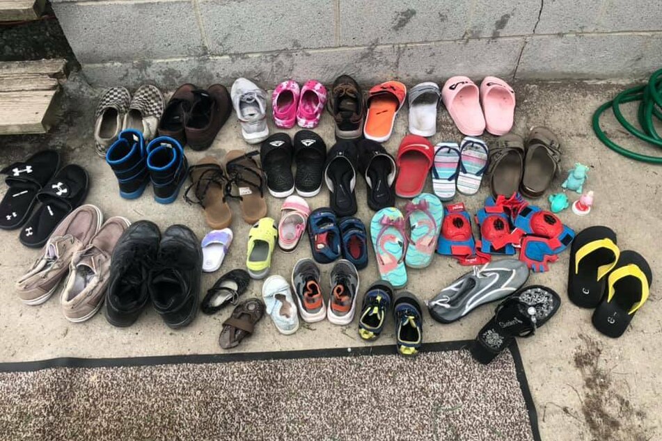 Katze Jordan hat inzwischen eine beträchtliche Anzahl an Schuhen eingesammelt.