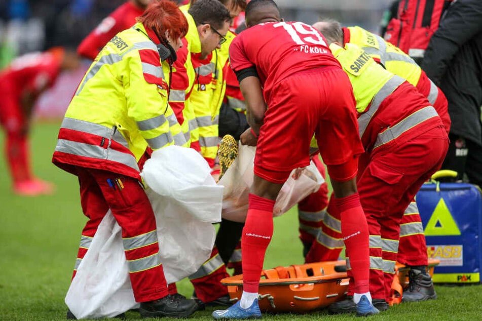 Sanitäter tragen den verletzten Rafael Czichos von 1.FC Köln mit der Trage vom Spielfeld.