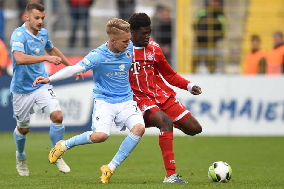 Kwasi Okyere Wriedt (r.) vom FC Bayern München II und Daniel Wein vom TSV 1860 München werden um den Klassenerhalt kämpfen müssen.