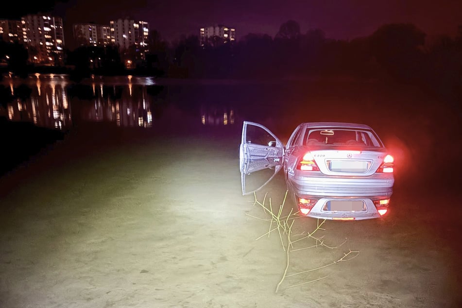 Auto rollt in See: Fahrer kann sich gerade noch retten