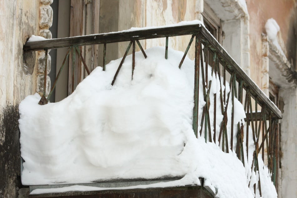 Gerade auf offenen Balkonen kann sich eine große Schneelast ansammeln.
