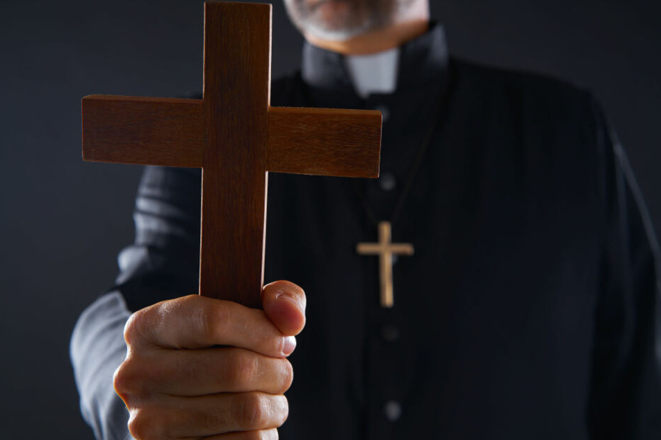 Der katholische Priester soll von den späten 1970er bis in die frühen 1990er Jahre Dutzende Kinder sexuell missbraucht. Teilweise wurde er von der Kirche geschützt. (Symbolbild)