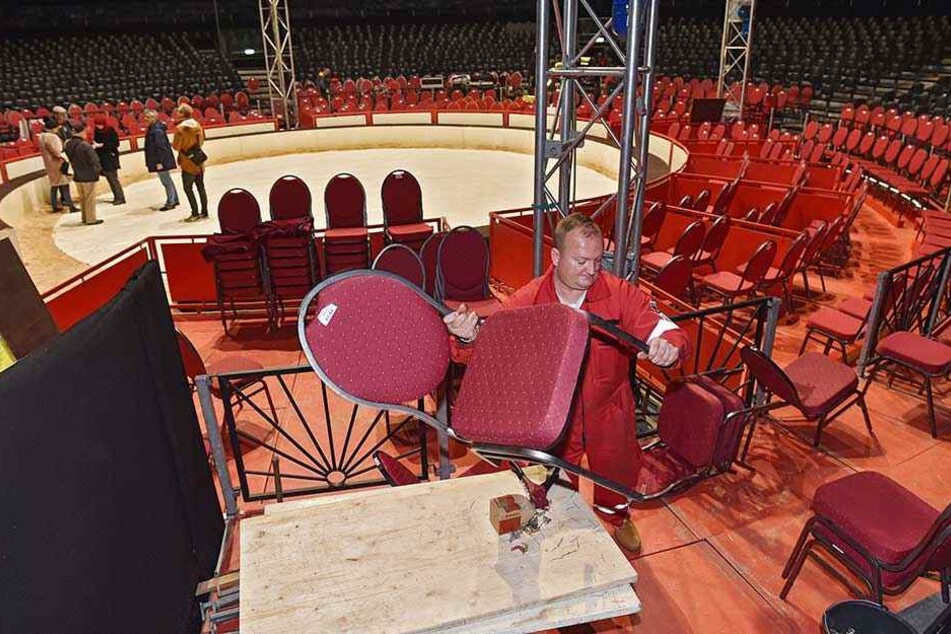 Sebastian Stepin (41) ist einer der fleißigen Techniker, die 2 400 Polsterstühle und Sitzschalen aufstellen und montieren.