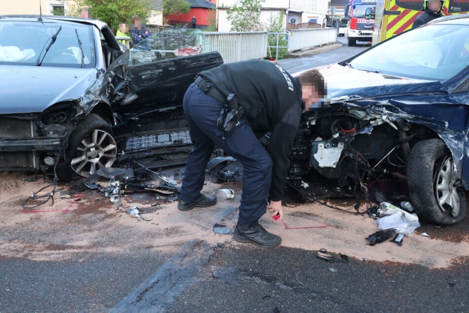Frontalcrash in Chemnitz: Opel und Seat knallen zusammen