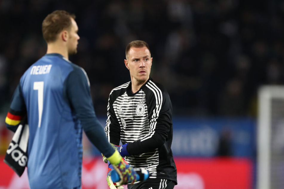 Deutschland gegen Serbien: Manuel Neuer (l) und Marc-André ter Stegen würdigten sich bei der beim Wechsel keines Blickes.