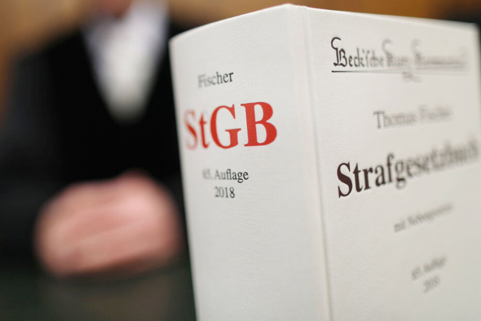 Das Strafgesetzbuch steht auf einem Tisch. (Symbolbild)