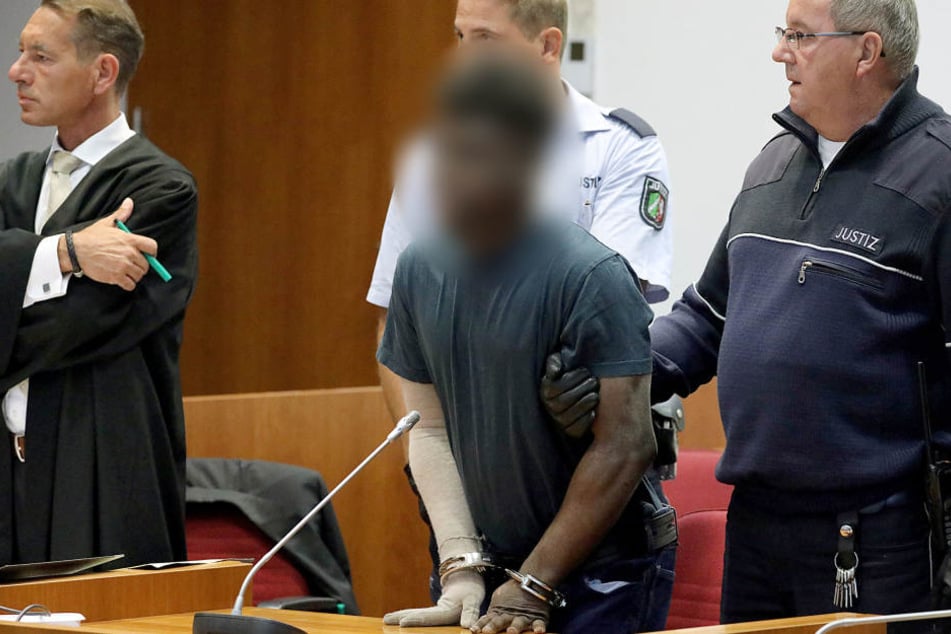 Der Täter hatte sich später in seiner Zelle bei einem Brand schwere Verletzungen zugezogen, trägt deshalb eine Armbandage.