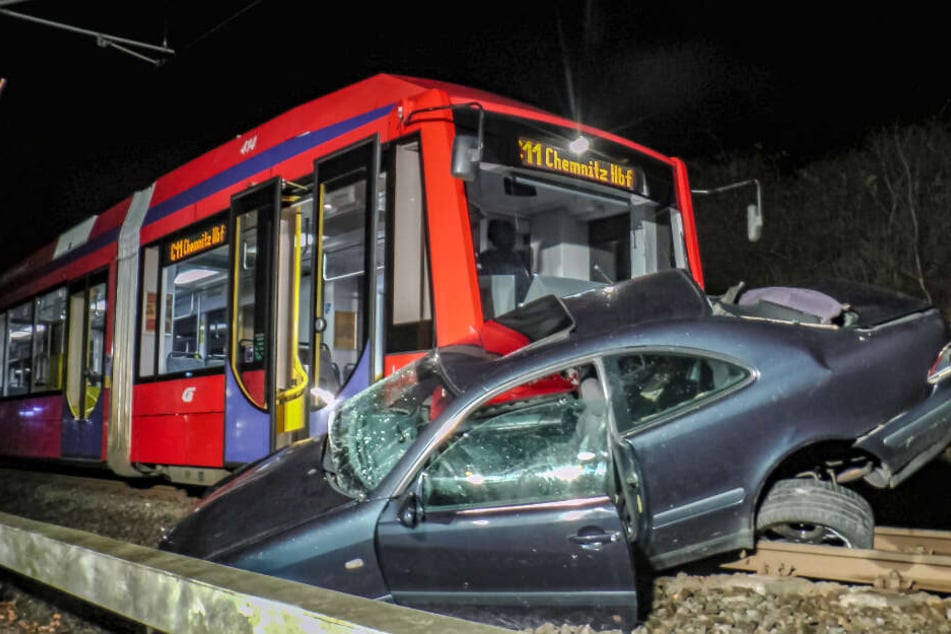 Citybahn schleift Mercedes mit: Schwerer Unfall an Bahnübergang