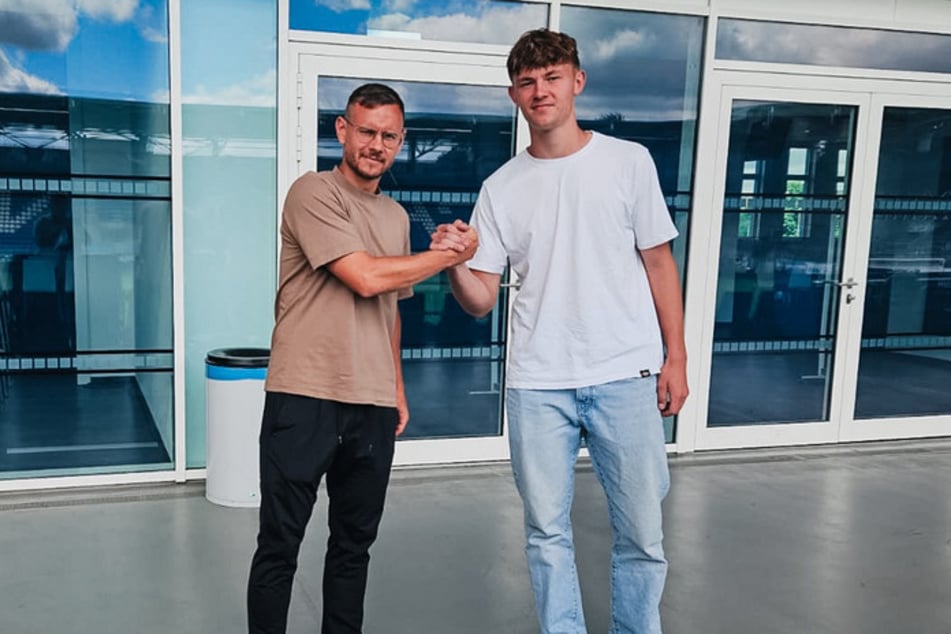 Der 19-jährige Frederik Kunstmann (r.) unterschreibt beim CFC seinen ersten Profivertrag.