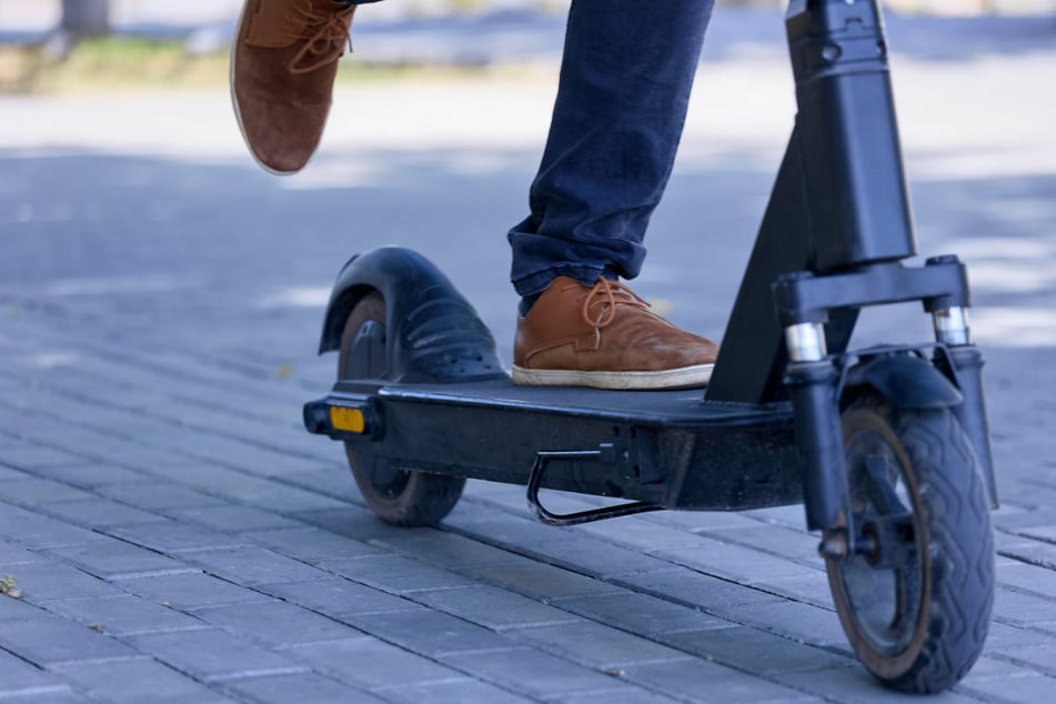 Raubüberfall auf Getränkemarkt-Mitarbeiter: Flucht wohl mit E-Scooter