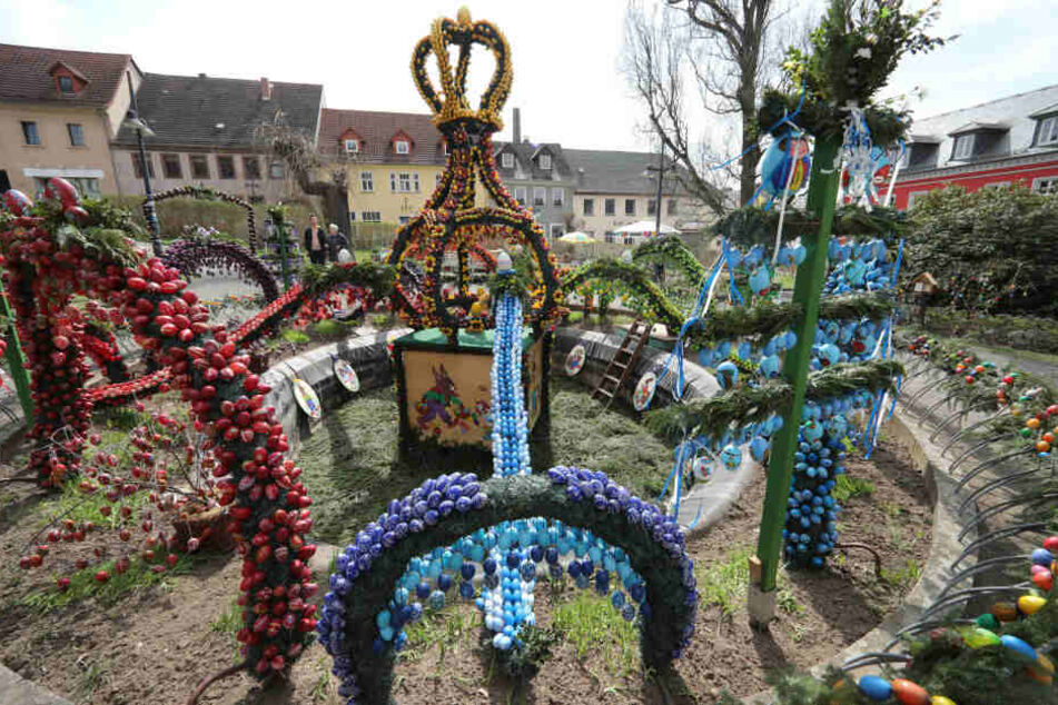 Tausende Eier hängen in jedem Jahr an der Osterkrone in Berga. Auch auf Schloss Friedenstein kann man viele Eier sehen.