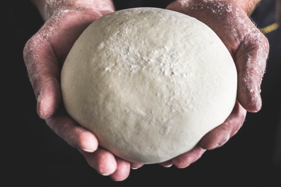 Perseverance pays off: those who knead pizza dough for a long time will be rewarded with better quality dough.