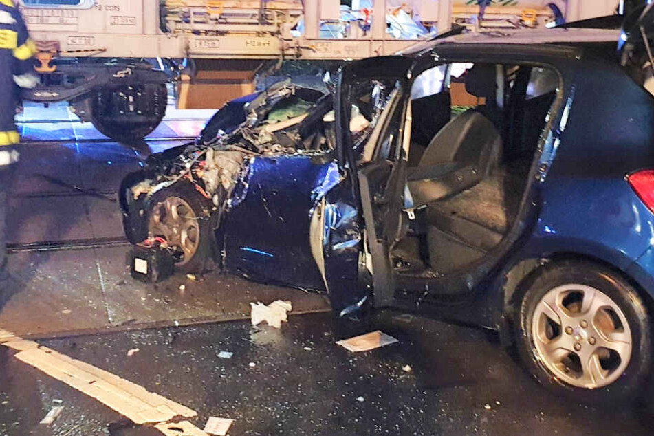 Ein Kleinwagen wurde von einem Güterzug erfasst und schwer beschädigt.