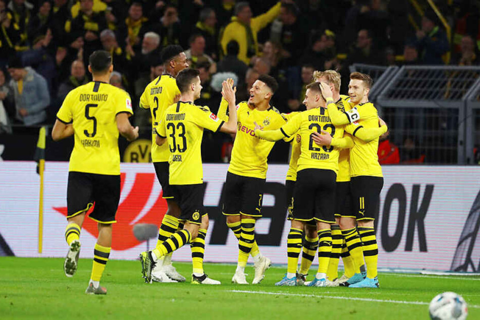 In der 34. Minute traf Julian Brandt (2.v.r., verdeckt durch Thorgan Hazard) zum 2:0.