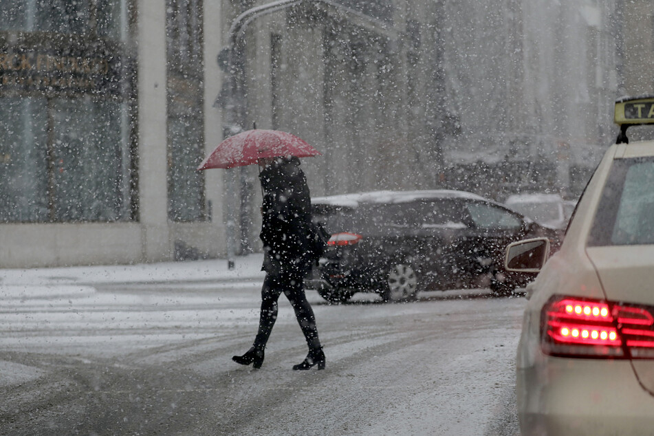 Der Deutsche Wetterdienst erwartet am Donnerstag in NRW Schnee und Schneeregen bei Temperaturen zwischen zwei und fünf Grad. (Archivbild)
