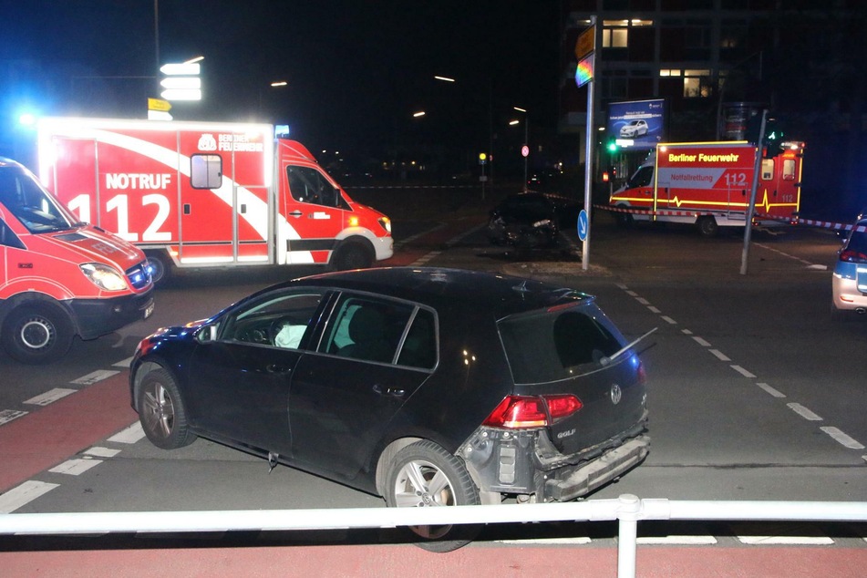 Bei der Flucht krachte der Fahrer in ein anderes Auto.