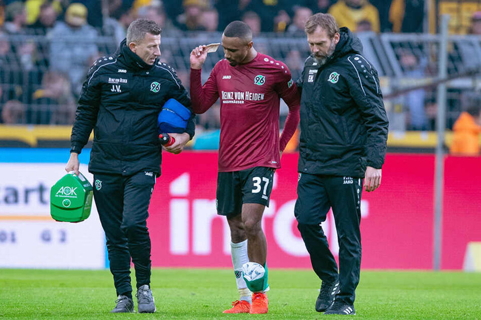 Zu allem Überfluss musste bei Hannover 96 auch noch der leidgeprüfte Noah Joel Sarenren Bazee kurz vor der Halbzeitpause verletzt ausgewechselt werden.