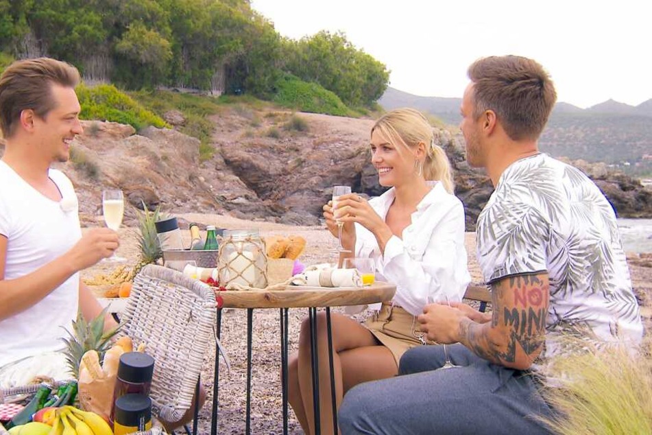Gerda Lewis (26) lädt Daniel (35) und Fabio (29) zu einem ersten Date ein, doch nur einer der zwei Männer darf mit ihr alleine auf eine Insel fliegen.