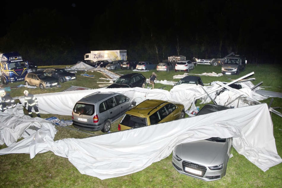 Auch mehrere Autos wurden bei dem Einsturz beschädigt.